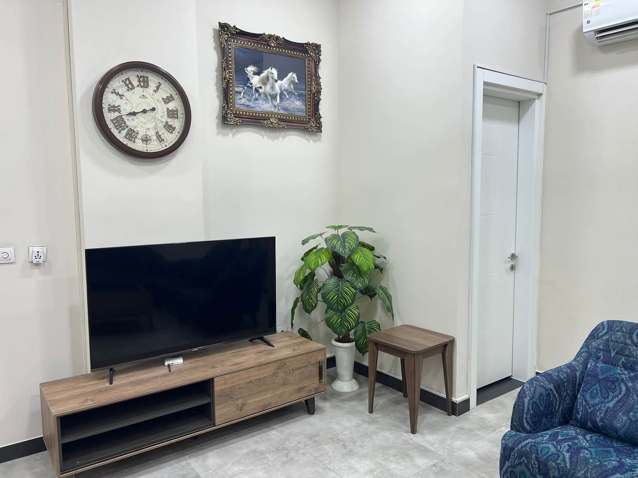 🏡 شقة للبيع – A1 / شقة رقم 6

شقة جميلة ومؤثثة بالكامل، تقع في الطابق الأرضي وموقعها ركني.

✨ تفاصيل الشقة:
• 3 غرف نوم
• حمام
• تواليت منفصل للضيوف
• طابق أرضي
• شقة ركنية
• مؤثثة بالكامل

✅ الشقة غير مطلوبة

للمهتمين أو للاستفسار عن المزيد من التفاصيل، يرجى التواصل على الخاص 009647771878996 واتساب
