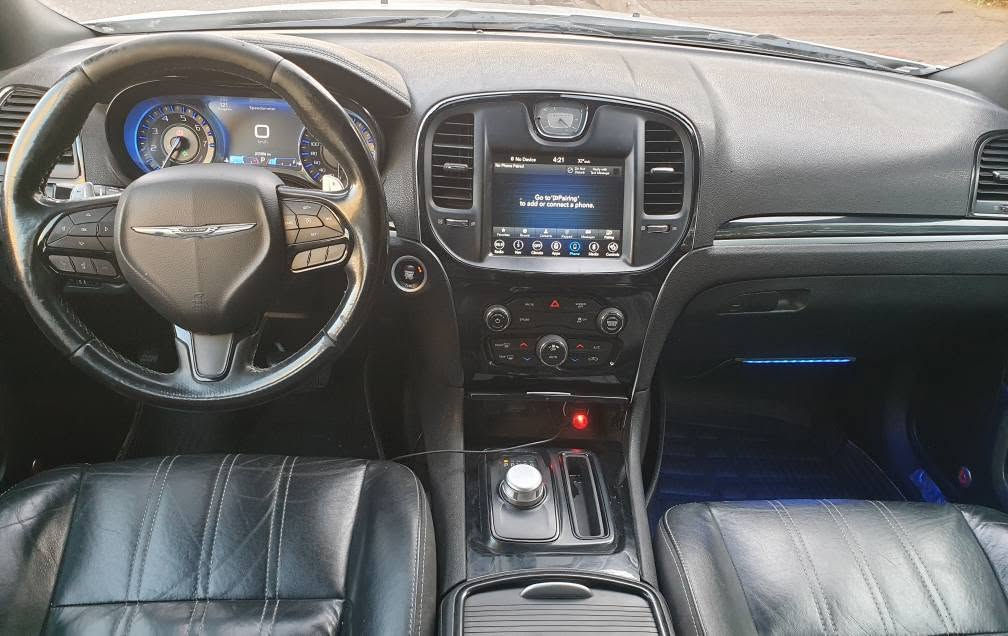 كرايسلر 300 S • ٢٠١٨ • بدون صبغ