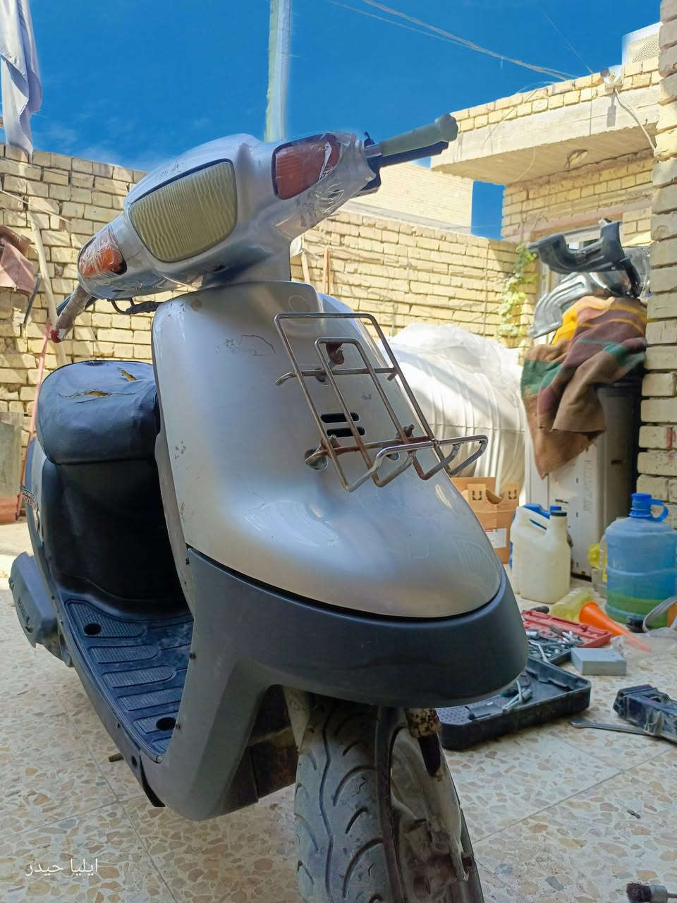 بطه ياماها 
كهربائيات كلها شغاله 
بك لايت واشاير شغالات فقط بدون باتري 
المكان كربلاء الامن الداخلي 
الدراجه بعدها على السحك توها كالعه من تجفيت 
سعر 200
***********واتساب متواجد

نص مكتوب في الصور:
- ایلیا حیدر
- ايليا حيدر