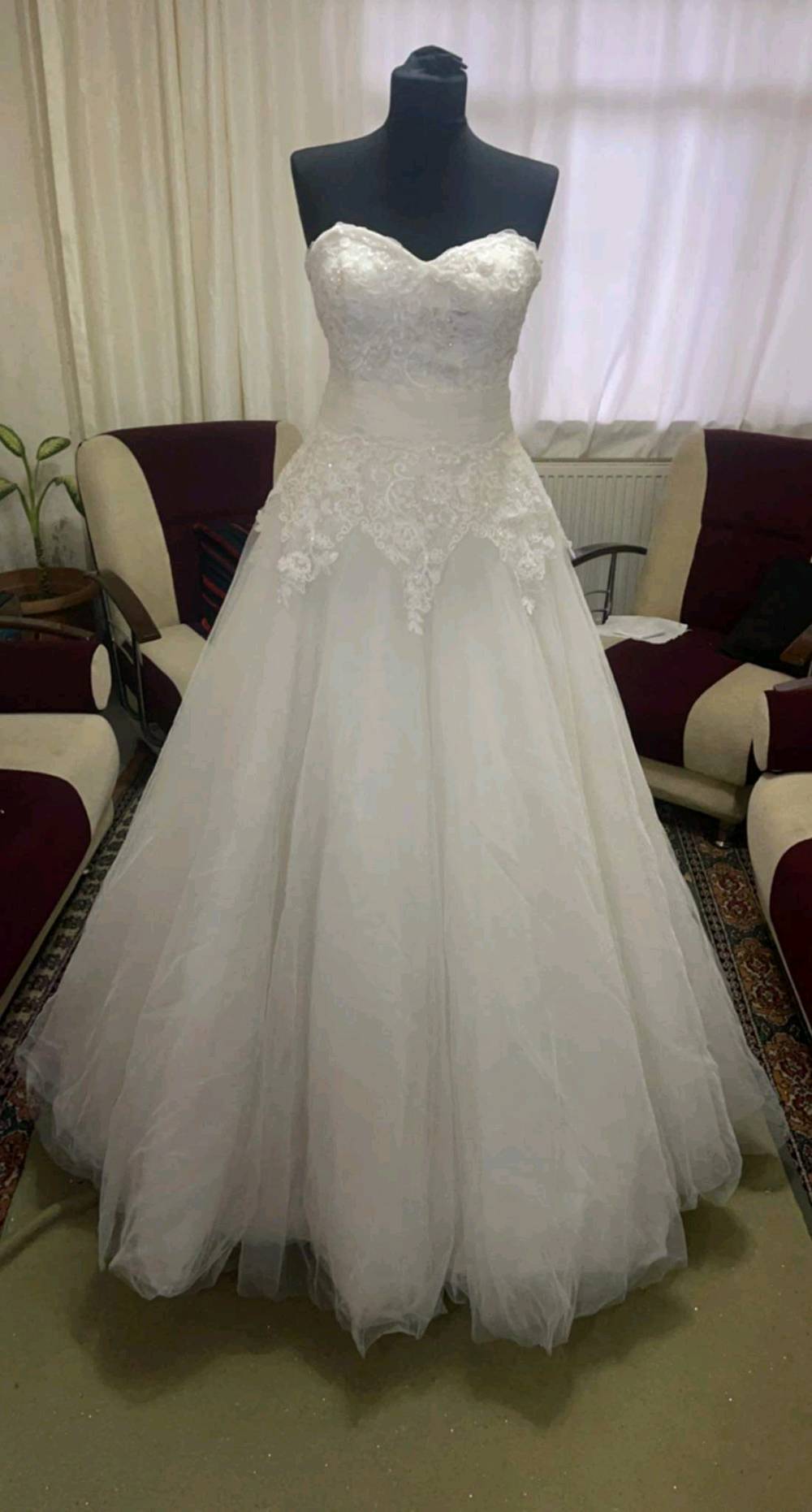 كافة الموديلات ومتعدده الأوان ٧٤ بدله عرس و٣٥ فساتين سهره للتواصل عبر الواتساب 14000$