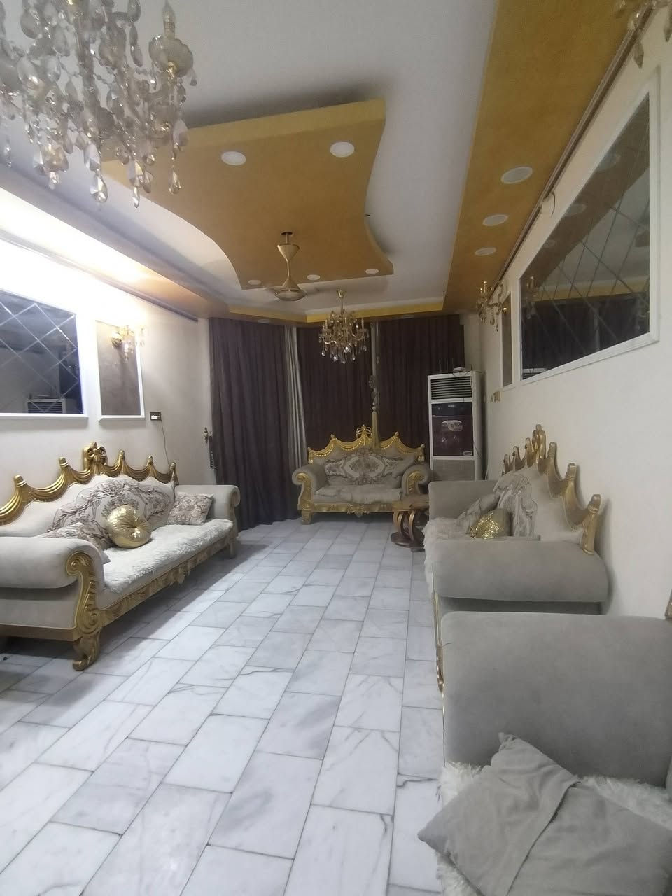 السلام عليكم يوجد بيت طابقين للبيع المكان المهندسين بشارع العميدي  مساحه البيت 140 متر طابوصرف البيت صاير ع ساحه البيت عالي عن  الشارع البيت جاهز مابيه كل نقص سنه البناء 2014 والبيت نطيف كلش) (الااستفسار الااتصال ع الرقم *********** بيه واتساب))
