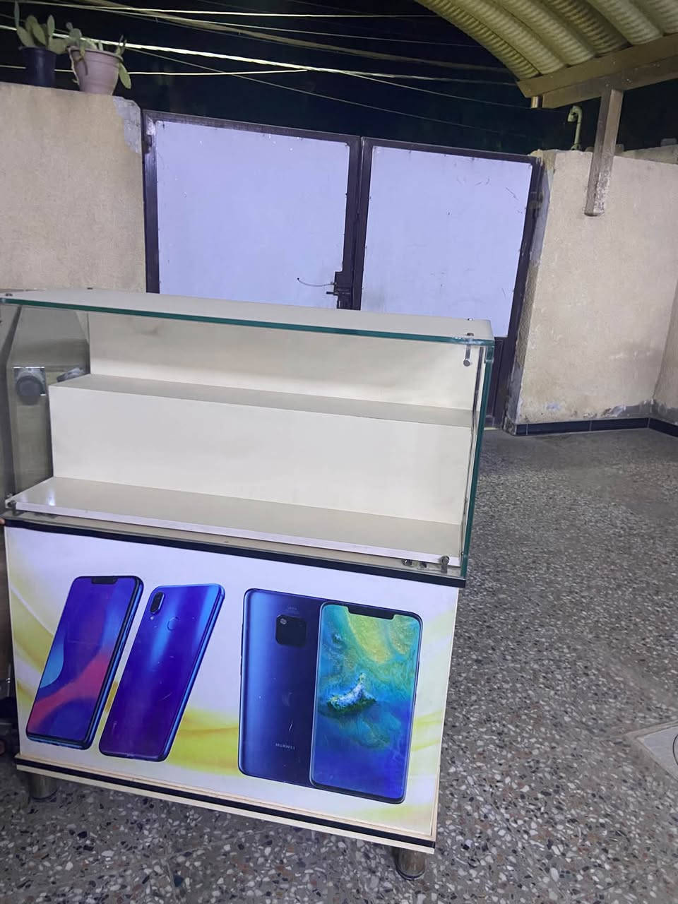 ميز صيانه عرض ١٥٠ طول ١٣٠
باترينه زجاج عرض ١٠٠ طول ١٢٠
باترينات عموديه عدد ٥ ٢٥٠/١٠٠
باترينه ٦٥*٢٥٠
الكرسي والمثلث هديه 
السعر ٦٥٠ الف *********** 
بغداد الشعب
