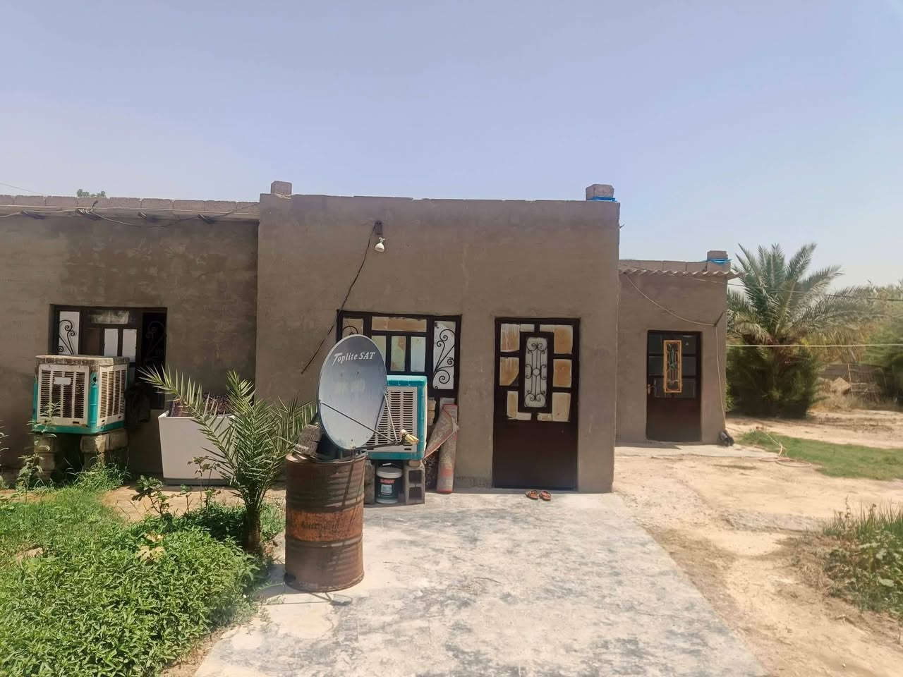 دار للبيع  البيت يحتوي ع غرف نوم 2 ومطبخ وستقبال وصاله وحمام ولمساحه خارج وداخل البيت 500متر او اقل المكان الهاشمي يبعد ع الشرع العام 150تقريبن الهاتف ***********.   السعر خاص
