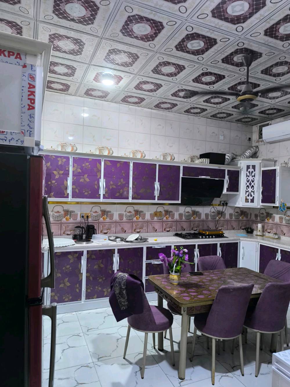 المساحه الكليه 200 متر ومساحة البناء 160 متر
الطابق الأرضي غرفه واحده 5*5.5 ومطبخ 5*4 وصاله مفتوحه 10*4 مع درج دائري واستقبال 6*5 مع صحيات داخليه وخارجية الگراج 6*4 مع حديقه 3*3 والطابق الثاني ثلاث غرف مع صحيات والبيتونه 4*8 والسطح شتايگر وتوجد سقيفه كيسبان للگراج وسنة البناء 2020 كله طابوق علما أن الأثاث يباع مع البيت والطابو بأسمي

