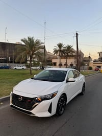 اخوتي Nissan sentra 2025 sv فول مواصفات عدا فتحه رادار امامي رادار خلف...