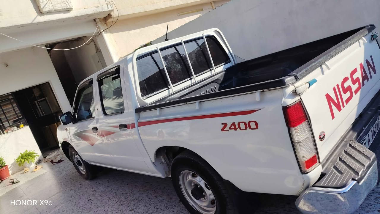 نيسان بيكم موديل 2013 كلين مكفوله من الصبغ فقط باب السائق معيره وبيها ملاحظات ماتذكر الاتصال على الرقم *********** Singapore
