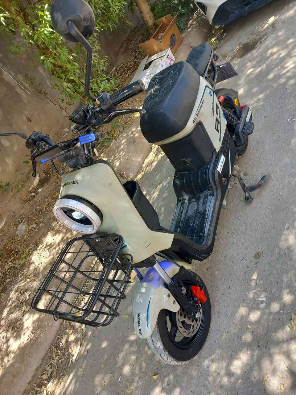 دراجه ار٩ دراجه كاملة اي نقص مابيها بطاريات اصغار سعر ٣٠٠ وبيها مجال قليل بعقوبه مجسر المفرق هاتف ***********
