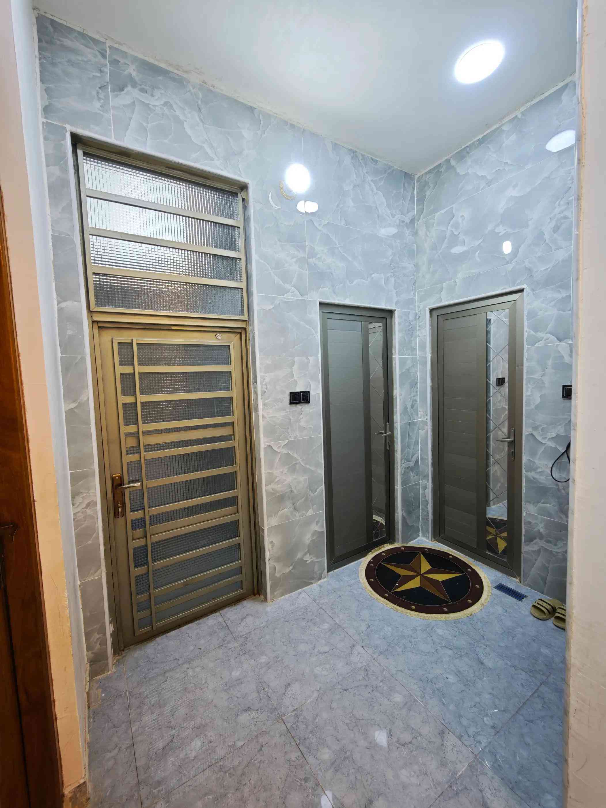 🏠 دار للبيع على الشارع العام (فرصة استثمارية وسكنية ممتازة!) 🏠 📐 المساحة: 200 متر 🏗️ البناء: حديث (طابقين). 🏬 المميزات: يحتوي على محلين تجاريين. 📍 الموقع: ميسان - العماره  📌 المنطقة: حي الغدير. 🏥 العلامة الدالة: مقابل مستشفى الربو والحساسية. 🛣️ الشارع: شارع 50 التجاري. 📋 تفاصيل الطوابق: 🔹 الطابق الأول: 🛏️ غرفة نوم كبيرة. 🛋️ صالة واسعة. 🍳 مطبخ (حار / بارد). 🚪 استقبال. 🚿 صحيات داخلية. 🚗 طرمة كبيرة + صحيات خارجية. 🏪 محلات تجارية عدد (2). 🔹 الطابق الثاني: 🛏️ (3) غرف نوم كبيرة. 📞 للاستفسار والتواصل: 📱 الهاتف: *********** ☎️🤳 #عقارات  #قطع_اراضي  #عقار  #بيع_و_شراء_عقارات #الشعب_الصيني_ماله_حل😂😂 
