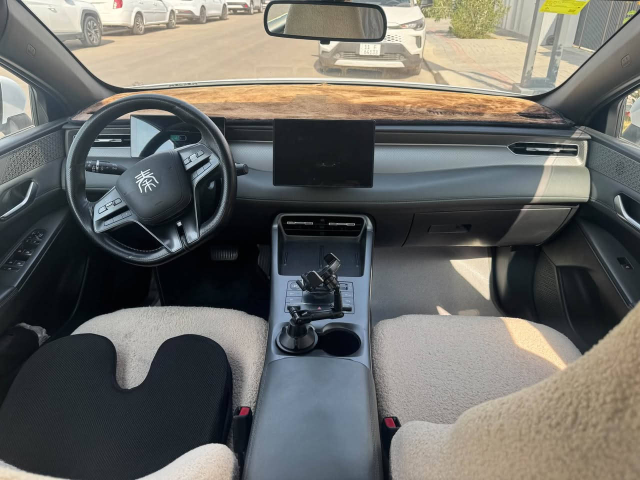 السلام عليكم للبيع فقط BYD 2025 كن بلاس  رقم اربيل باسمي كفاله عامه ماعدا 3 رصعات صغار  مواصفاتها معرفة غراضها كامله شاحن اصلي وفوم وكارت الشاشه محدثه اخر تحديث مع تنزيل كل البرامج بيها دخل زيتوني اصلي مكاني بغداد السعر 19 مليون 

تفاصيل اكثر اتصال او واتساب 
***********
المكان بغداد ابو غريب
