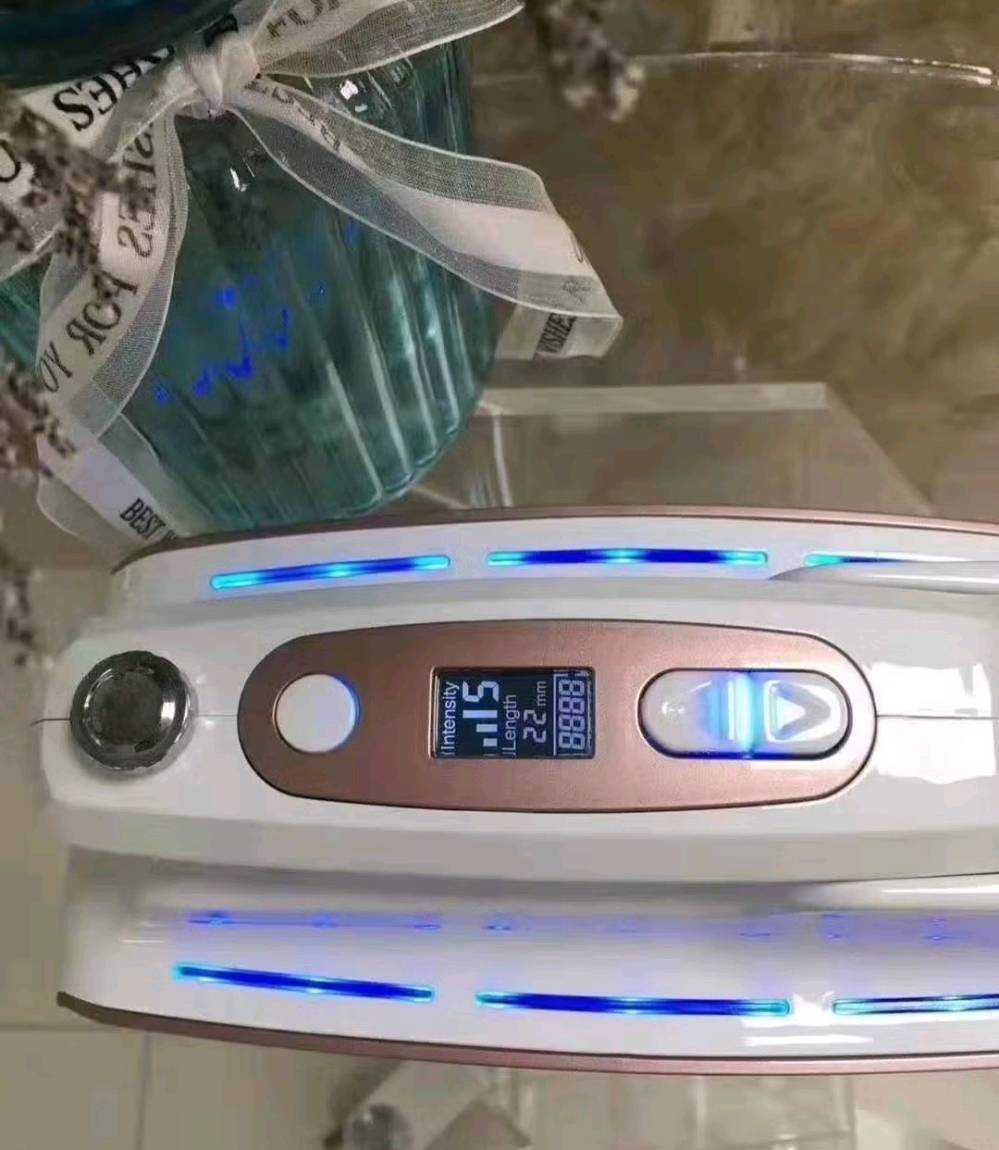 هذا الجهاز هو جهاز ميني هايفو (Mini HIFU) المحمول، وهو عبارة عن جهاز تجميلي يعتمد على تقنية الموجات فوق الصوتية المكثفة عالي التركيز (HIFU) للعناية بالبشرة ومكافحة علامات التقدم في السن.
​طبيعة الجهاز وآلية عمله
يعمل الجهاز عن طريق إرسال موجات فوق صوتية تخترق طبقات الجلد العميقة (وصولاً إلى طبقة SMAS) لترتفع الحرارة في تلك الطبقات بشكل آمن، مما يحفّز الجلد على إنتاج الكولاجين والإيلاستين بشكل طبيعي.
​استخدامات الجهاز والفوائد
​شد البشرة والوجه: يساعد على تقليل الترهلات في منطقة الخدية، اللغلوغ (أسفل الذقن)، والرقبة.
​مكافحة التجاعيد: يقلل من ظهور الخطوط الدقيقة والتجاعيد حول العينين، الجبهة، والحيّز المحيط بالفم.
​تحسين مرونة الجلد: يعيد للبشرة نضارتها وينشط الدورة الدموية في طبقات الجلد.
​نحت محيط الوجه: يساهم في إبراز خط الفك (Jawline) وتقسيم الوجه بشكل أكثر تناسقاً.
​ملاحظات وملحقات موجهة لاستخدامه
​المحقنة المرفقة: تُستخدم لتعبئة الخزان الداخلي للجهاز بالماء أو السائل الخاص بالتبريد وتوصيل الموجات (حسب إرشادات المانوال).
​طريقة الاستخدام: يتطلب استخدام جل مائي (Ultrasound Gel) على البشرة قبل إمرار رأس الجهاز؛ لتسهيل حركة المقبض ونقل موجات الهايفو بأمان وفعالية.
​إعدادات الطاقة: يتيح الجهاز التحكم في مستوى الطاقة (Intensity) وتحديد عمق الاختراق بحسب المنطقة المستهدفة في الوجه.