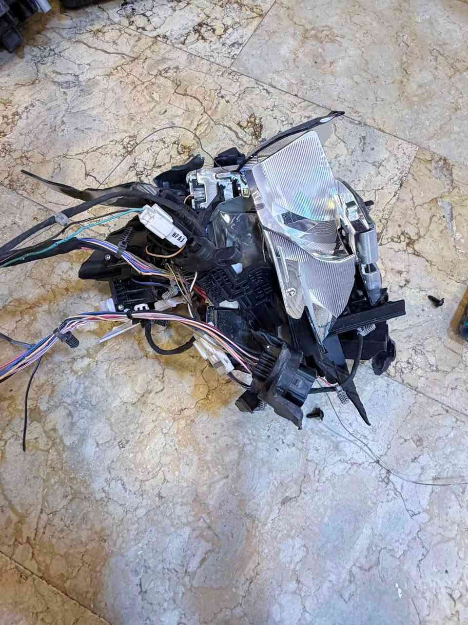 سلام عليكم غراض K5 موديل 25 مادزه يسره مكسوره الي يستفاد منها او بلوجكترات زوج واحد كلشي مابي ول ثاني مكسور او عندي مازده يسره بس عقول بيها الي يفيدنه يجي خاص سعر مناسب الستفسار ***********
