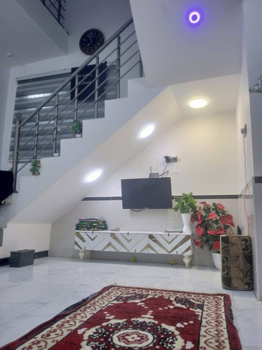 دار سكني زراعي للبيع مساحة 200م طابوك كونكريت في منطقة الطليعه الثانيه قرب مدرسة الامامين ع يحتوي علئ غرفتين وصاله وديوانيه ومطبخ وصحيات داخليه وخارجيه بناء 2026 خدمات متوفره ومدرسة قريبه عليه ،، شارع 10متر  السعر 100مليون للاستفسار *********** / *********** مكتب الكنز للعقار شارع سايدين للمستشفى التركي
