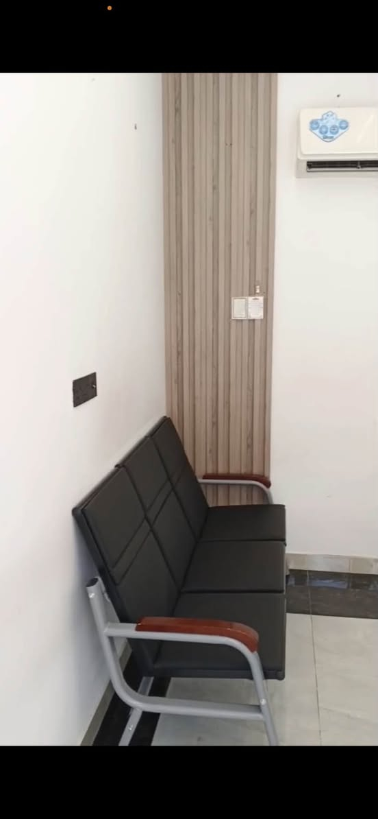 للبيع عدة محل حلاقة كاملة (جديدة، غير مستخدمة نهائياً) ✂️

إذا ناوي تفتح محل حلاقة، هاي فرصة توفر بيها مبلغ.

العدة تتكون من:

* مرايتين عدد (2) نوع LED مخفي، تصميم حديث.
* كرسيين حلاقة عدد (2) موديل حديث، جدد.
* جلسة انتظار للزبائن لـ(3) أشخاص، جديدة.
* رفوف جديدة، وجميع تفاصيل العدة موضحة بالصور.

والأجمل من هذا كله:
راح أضيف جميع أدوات الحلاقة هدية، منها:

* مكاين حلاقة.
* سشوار.
* وإكسسوارات وأدوات أخرى.

سبب البيع:
اشتريت كل الأغراض وجهزت المحل، لكن تعينت بوظيفة وما لحكت أفتحه. المحل انفتح يومين فقط وانسد، والعدة ما مستخدمة نهائياً.

ملاحظة مهمة:
الأغراض كلفتني أكثر من 2,000,000 دينار، وتكدر تسأل بالسوق على أسعارها ونوعيتها، كلها من أفضل وأحدث الأنواع.

السعر الحالي:
🔥 1,000,000 دينار عراقي فقط (قفل قفل).
السعر نهائي وغير قابل للمساومة، وبهذا السعر تعتبر مو فلوسها.

📍 الموقع: البصرة - القبلة.
🚚 التوصيل: ما متوفر.

📞 للتواصل والاستفسار (اتصال أو واتساب):
***********

ملاحظة: الرقم مو موجود بالفيسبوك بسبب كلفة النشر، لذلك أي شراي أو شخص يريد يستفسر يتواصل مباشرة على الرقم أعلاه
