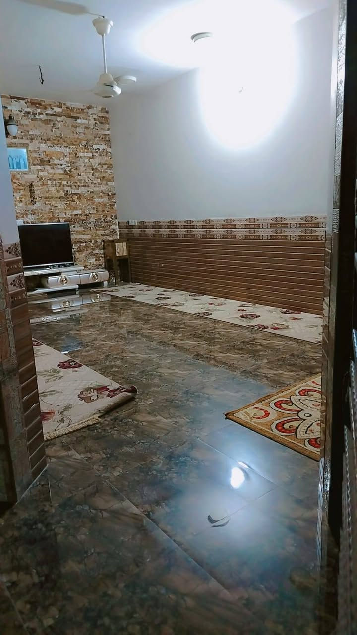 السلام عليكم
دار للبيع قضاء الدغاره قرب دائره الماء  على الشط يبعد عن الشارع العام 40 متر على طريق الزوار ركن على شارعين يتكون من غرفتين +  صاله + مطبخ براني صحيات داخليه او خارجيه طارمه كبيره مساحه الدار 240 طابو زراعي سند 25 للاستفسار 

***********@
