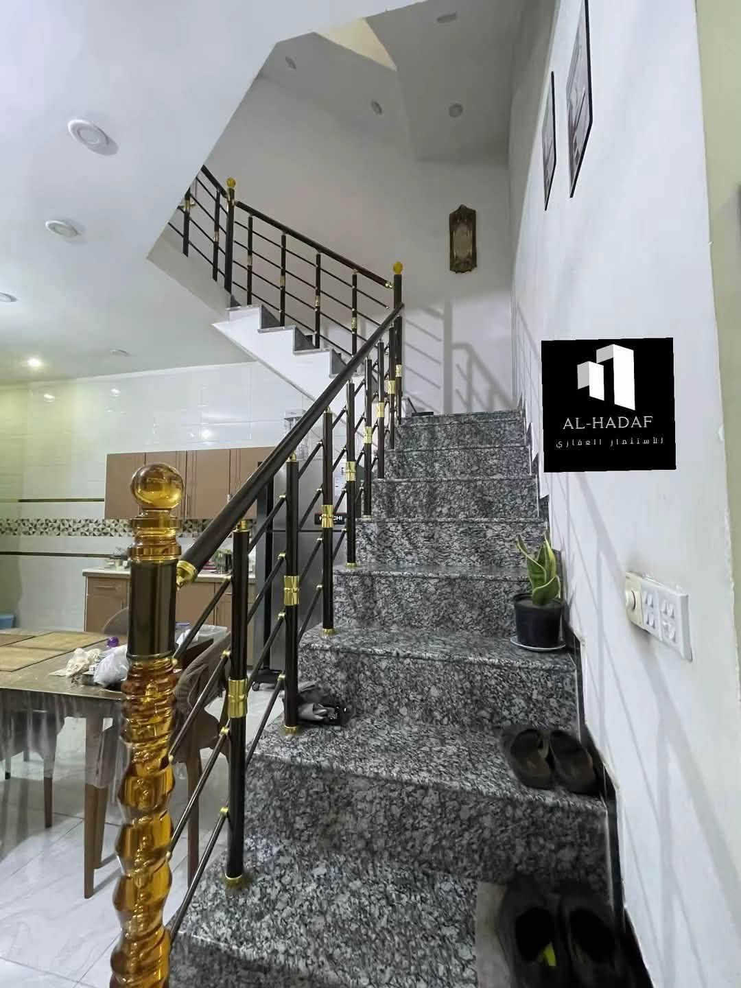 عروض مكتب الهدف للعقار المميزة
دار للبيع في البنوك  حي التربيه على شارع العام السايدين
شارع عريض  موقع هدوء
📐 المساحة: 105 متر
📏 الواجهة: 5م
📏 النزال: 21م 
♦️متكون من• مدخلين استقبال ومدخل وحولي ومطبخ وغرفه نوم وخدمات 
♦️• غرفتين  نوم في الطابق الأول 
• 
📍  موقع المكتب : البنوك – شارع الكنيسة 

الشركةمجازة رسمياً من غرفة تجارة بغداد.

***********

نص مكتوب في الصور:
- AL-HADAF
- الاستثمار العقاري
- AL-HADAF الاستثمار العقاري
- AL-HADAF للإستثمار العقاري
- AL-HADAF للاستثمار العقاري