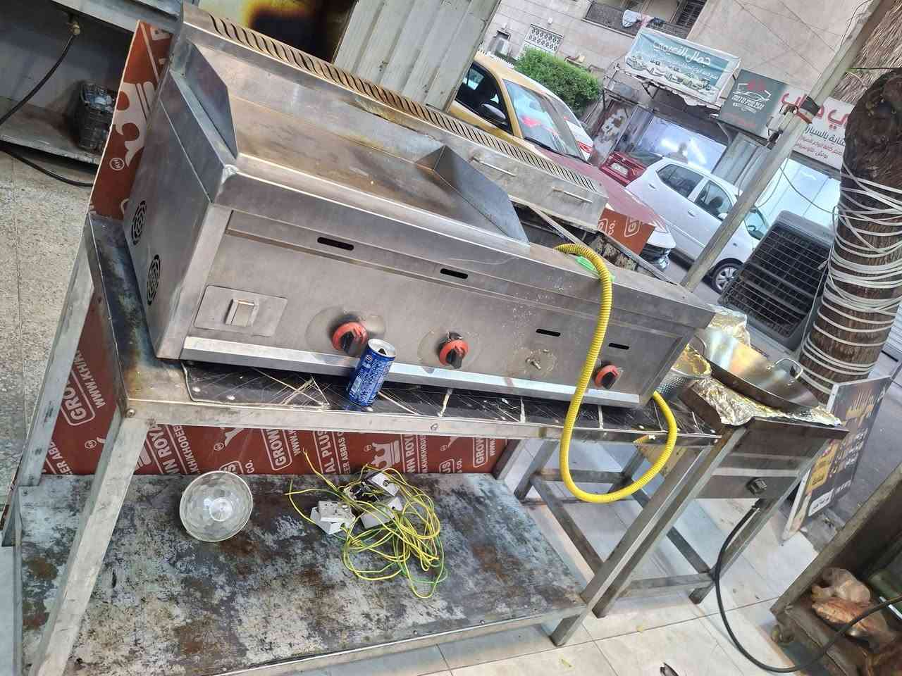 فرن وعجانه وبراد ببسي وجمده
وعارضه 
وطباخ فلافل 
وكريل بركر حوضين فنكر
ميز متر ونص 
للبيع
للتواصل 
***********
واتساب
