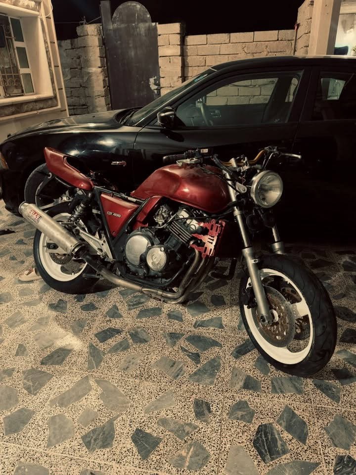 السلام عليكم 
CB400  للبيع او مراوس مع فرق 
بطحه نضيفه حيل 
كير محرك كله شرط 
شلعه ومعدل فول 
تايرات جدد 
ضفيره شرط 
كهربائيات شغاله
دبلات جدد
اوراق موجوده اصوليات شرط
الشراي يتصل ***********
