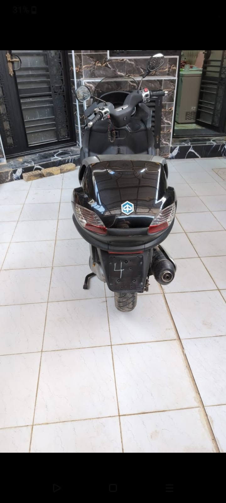دراجة للبيع  250cc Piaggio Mp3 ماركة عالمية 20 حصان أنجكشن تبريد ماء   المنشاء أيطاليا المديل 2010  الدراجة نظيفة جدا  مال بيت المواد المصنعة متينة جدا وتطول لسنين عدة  أقتصادية بلبانزين كل 3 لتر 100 كم تقريبا ثلاث عجلات ثبات عالي جدا حتى أثناء المطر  ثبات عند التوقف الحر ASR و ABS مانع الأنزلاق تدفئة في قبظات الستيرن عند القيادة شتائا وفي الأماكن الباردة مريح في السفر  يصلح للسفر لمسافان طويلة جدا دسك أمامي مزدوج دسك خلفي جنطة كبيرة تسع لخوذتين  السعر 35 ورقة بيهة مجال للأستفسار هاتف و واتساب ***********
