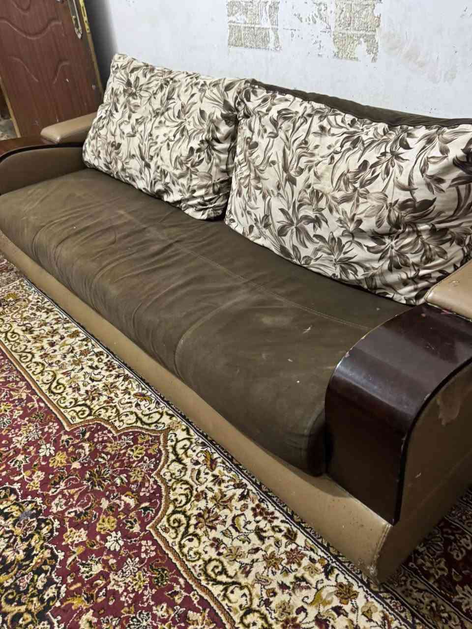 تخم 8 مقعد تركي ثقيل للبيع حاليا مطلعه بساحة البيت ما عندي مكان للبيع 150 وبي مجال حله مقابل العاب المدهش
