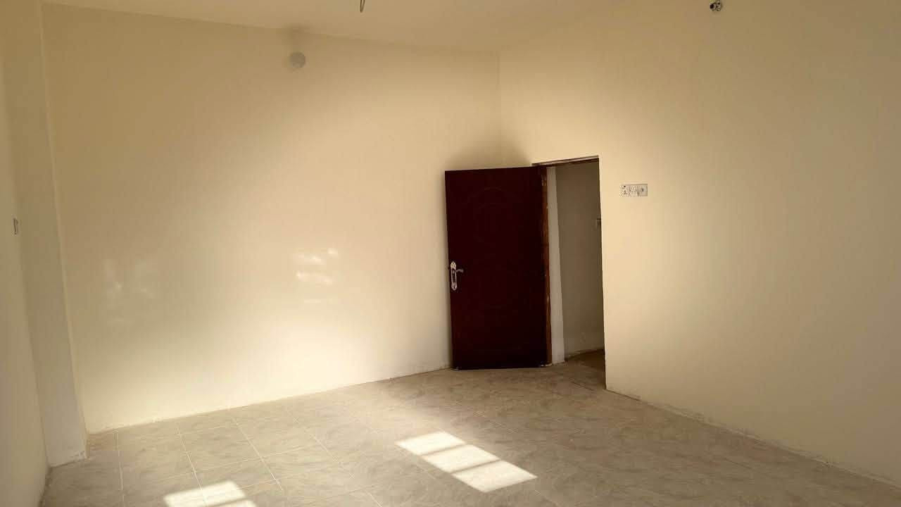 🏡 دار للإيجار – موقعحي الاساتذه الاولى 
📐 المساحة: 150 متر مربع

✨ تفاصيل الدار:
• غرفتان نوم 🛏️
• صالة 🛋️
• هول
• مطبخ 🍳
• حمامات 🚿
• منور
• طارمة
الايجار 600 الف
🧹 الدار نظيف ومرتب، وجميع التفاصيل والتشطيبات موضحة بالصور 📸

📍 الموقع: حي شبر

📩 للتفاصيل أكثر:
📞 ***********
📞 ***********

🏢 زيارة المكتب: الخسروية، قرب الشؤون، مقابل ثانوية المتنبي.

♻️ #موقع_مميز_جدا
🏢 #عقار #عقارات_العراق
🔥 #ترند #اكسبلور
