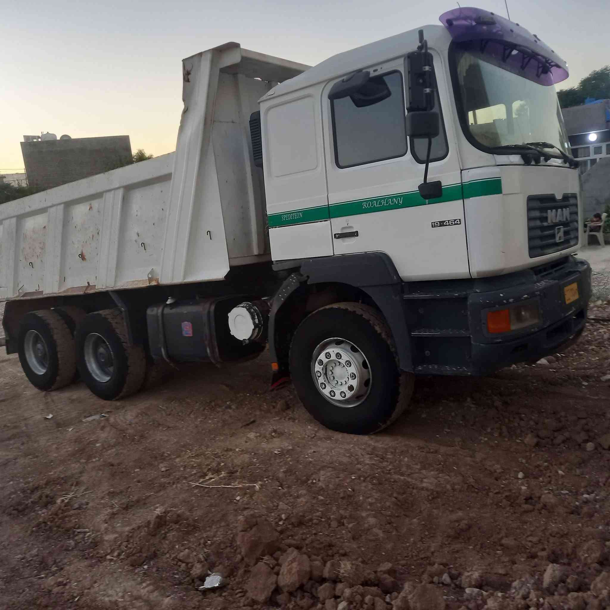 MAN   2002
مەکینەی 414   تازە تەشفیت  

مەجموعەی   نیو جێف  

گێڕی کڕەی تیایە 

پەمپی گازی تازە تەشفیت 

ڕیتایدەرە     

2  جوت تایەی  لۆکە ئەوانی تری نیوەن   

هەو گیانی بەشەرت    

بەس گێری نەبێ   

ئاڕمی  هەولێرە
***********
