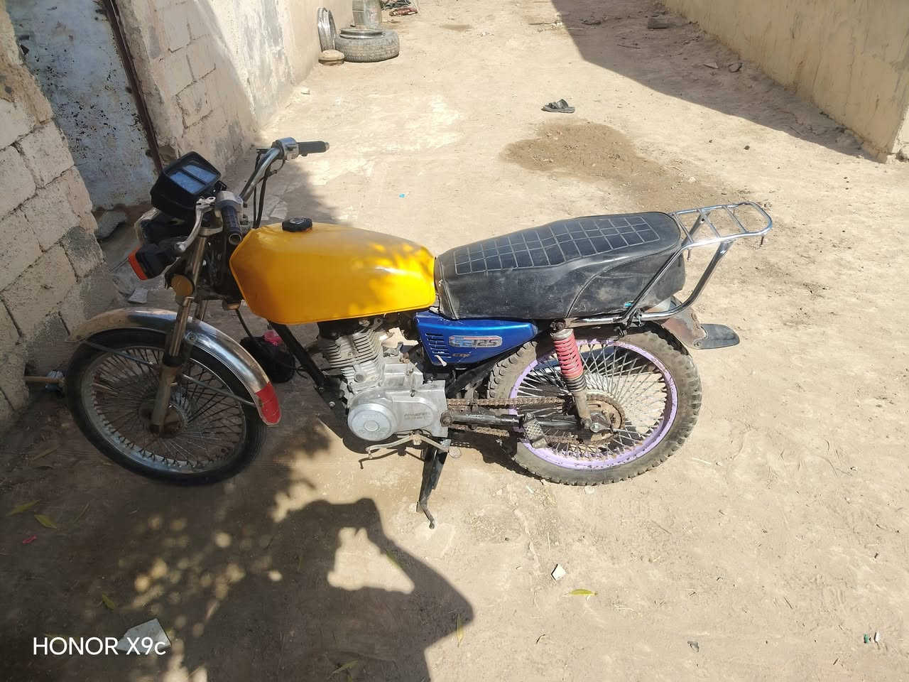 دراجه البيع كلك كلك محركه مفتوح بستم فقط مديله 21 ابرو سعره 375 وبيه مجال مكاني بين نصر وشطره ***********

نص مكتوب في الصور:
- HONOR X9c
- 16 A 22218