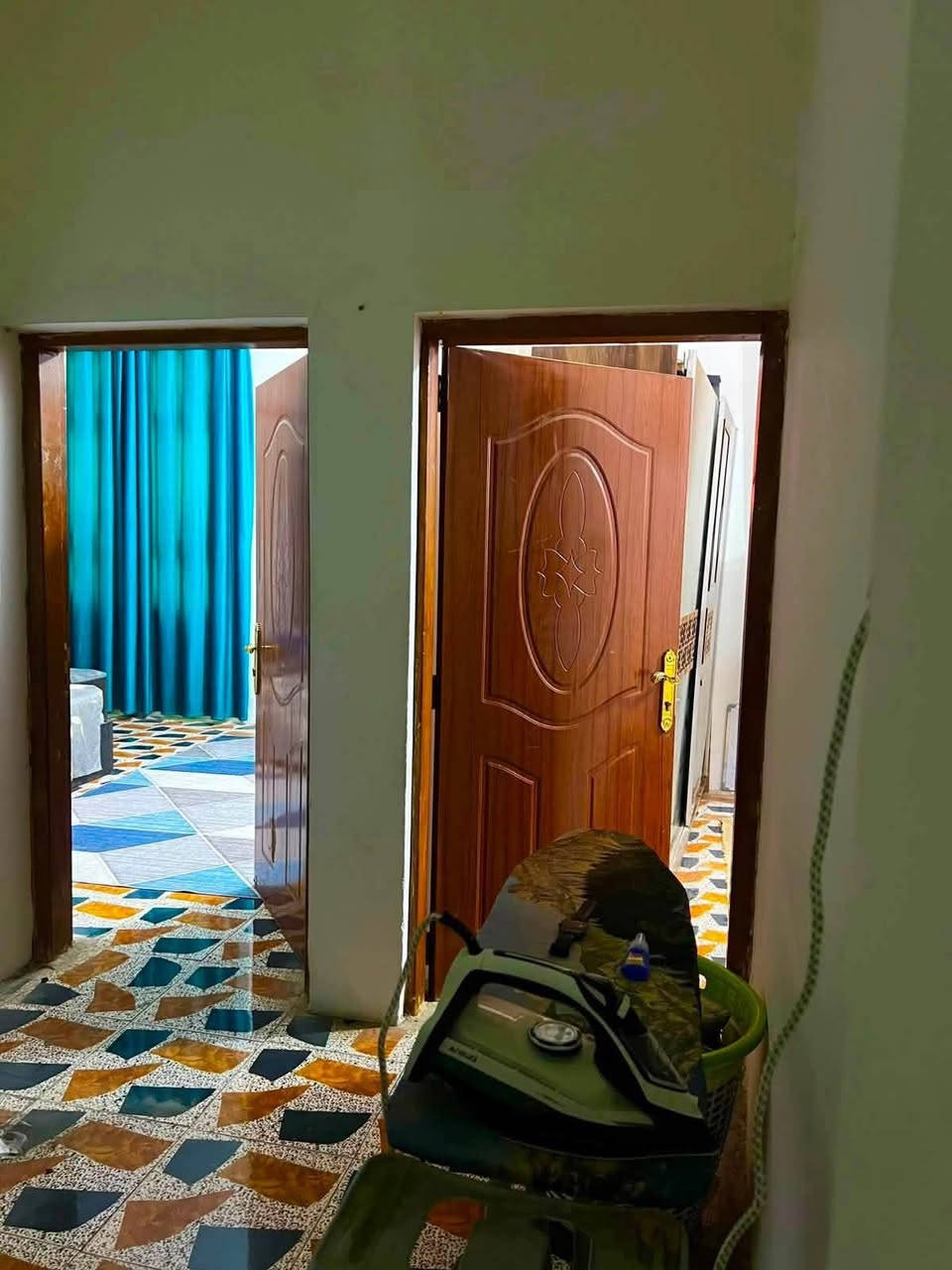 بيت للبيع طابقين بناء حديث
المساحه 120 م 

3 غرف نوم ومطبخ حار وبارد وكوليدور وصاله 

طابو زراعي سند 25 

 حي الزهراء الخدمي خلف كراج غسل بغداد يبعد عن الشارع الخدمي 100 م كامل الخدمات من تبليط ومجاري 

***********
