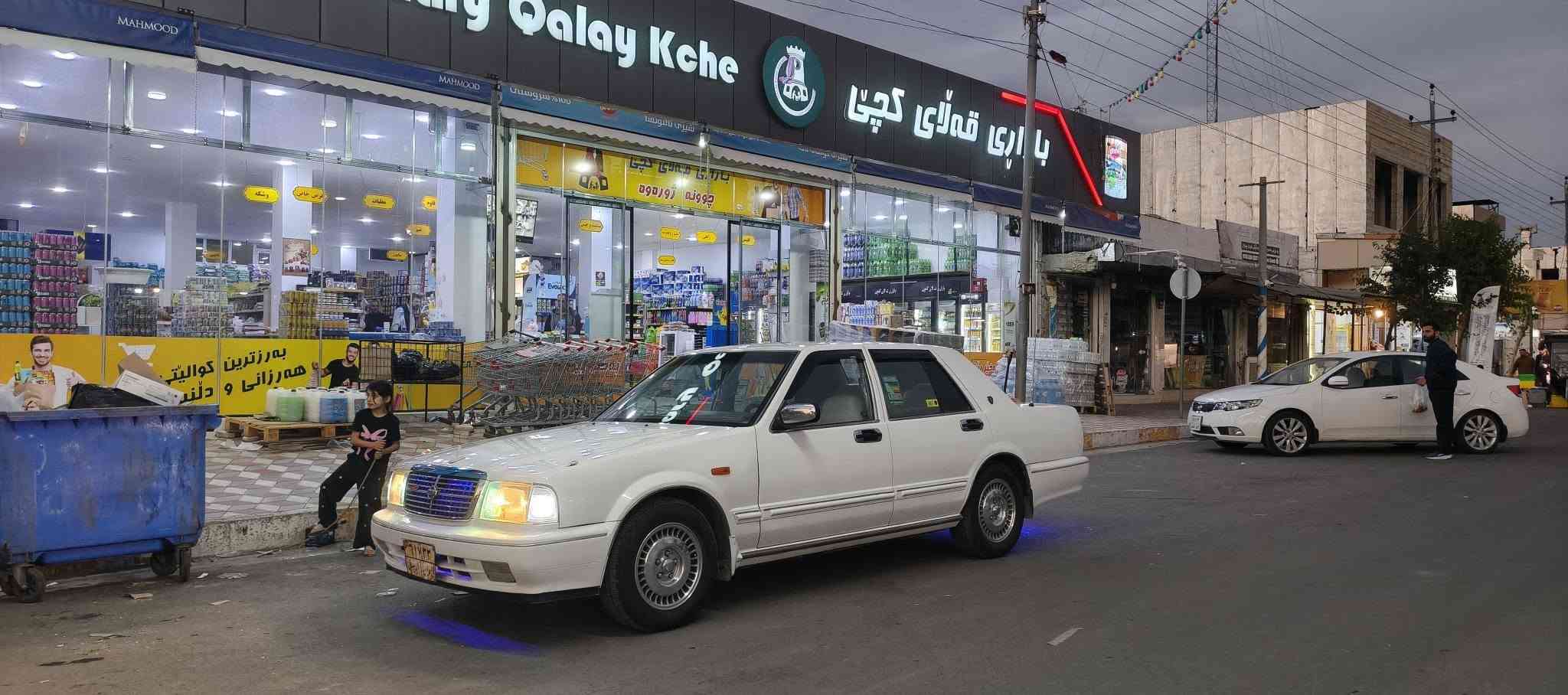 نیسان سدریک 2002 سپی بەفری ڕەقەم هەولێر 
زۆر جوان و ناوازە یەک پارچه و دو پەڵە بۆیاخ بێ ناگرتن بێ معجون 
نمونەیە لە جوانیدا تایەو پاتری تازە 
ناو داشبڵ و بەرەگە دەرگای وەک شەریکە ماوەتەوە
مەکینەی نەکراوەتەوە 84هەزار ڕۆیشتوە 
هیچ دەعم و لێدراوی نیە 
تەحوێل و وەکالە بەشەرت غەرامە بەشەرت
***********
*********** بنجوين, السليمانية
