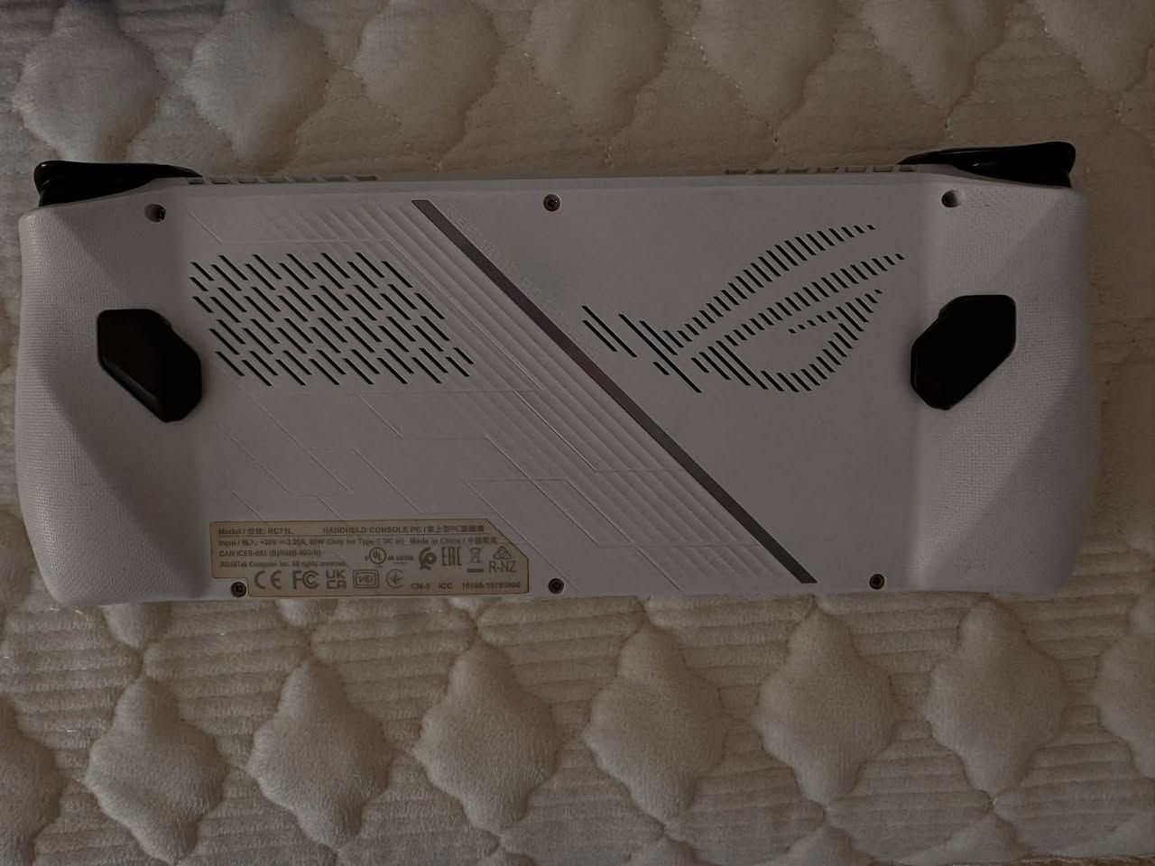 للبيع ASUS ROG Ally Z1 Extreme 🎮🔥
   رام:16 GB
* التخزين SSD: 512GB 💾
* المعالج: Ryzen Z1 Extreme

الجهاز نظيف جداً وحالته ممتازة، ما بيه أي مشكلة أو كسر، وخالي من الخدوش تقريباً.
لما اشتريته كانت صحة البطارية 71%، وبعدها بدّلت البطارية بنفسي واشتريت بطارية أصلية بـ 99 ألف.
البطارية الجديدة حالياً صحتها 100%، وأقوى بمرتين من البطارية الأصلية، وسعتها 80 Wh 🔋
والبطارية القديمة موجودة ويا الجهاز أيضاً.

الجهاز يجي كامل ويا:
* الشاحن 🔌
* الكارتون 📦
* الجنطة 🎒
* الكفر
* حماية الشاشة
* الأدابتر
الجهاز كامل للبيع، 
للجادين فقط، مراسلة خاص♥️🌷

نص مكتوب في الصور:
- X GAME STORE Asus Rog Ally Z1/E Battery 80WH ضعف سعة البطارية الأصلية 99,000 د.ع خدمة توصيل لكافة انحاء العراق X Game Store - اكس جيم ستور *********** Bareq XGS xgamestore_