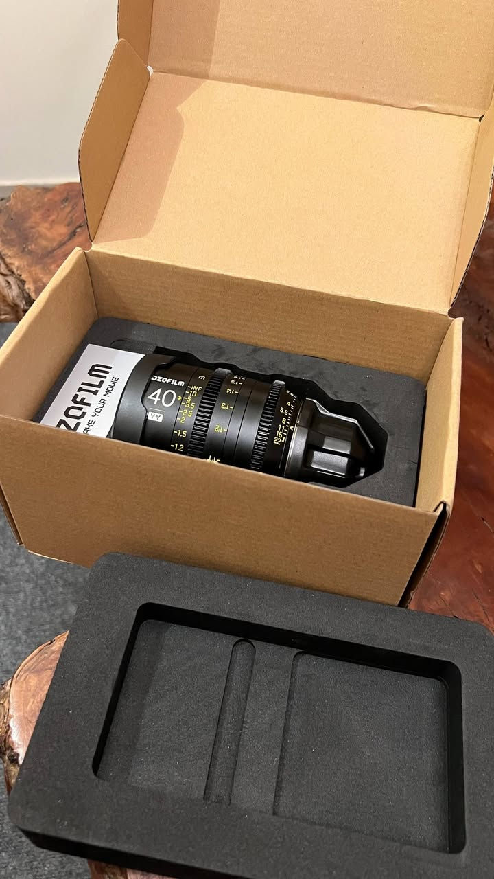 عدسة سينمائية للبيع شباب مستخدم ٣ مرات
> للبيع DZOFilm Vespid Prime 40mm T2.1
Cine Lens – Full Frame
فتحة T2.1، Manual Focus، فوكس 300°، فلتر 77mm، Gear 0.8 MOD، Front 80mm.
العدسة بحالة ممتازة + الكرتونة.

المواصفات بالتفصيل

DZOFilm Vespid Prime
البعد البؤري: 40mm
فتحة العدسة: T2.1 – T22
التغطية: Full Frame / VV
التركيز: Manual Focus
دوران الفوكس: حوالي 300°
أقرب مسافة فوكس: 0.6 متر
فلتر: 77mm
Front Diameter: 80mm
Iris: Manual
عدد شفرات الآيرس: 16
الوزن: حوالي 943 غرام

السعر مليون و ٤٠٠ الف وبيها مجال 
التواصل حصرا على رقم صاحبها
‏‪***********‬‏
