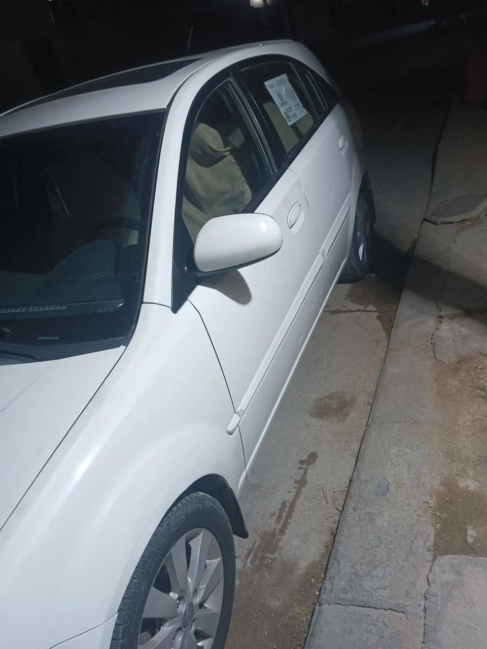 كيا ريو موديل 2011 وارد امريكي جاملغ بيها فقط السياره فول مواصفات فتحه وحساسات السعر 65 وبيها مجال رقمها ذي قار الرقم  *********** ملاحظه مكينتها 1600
