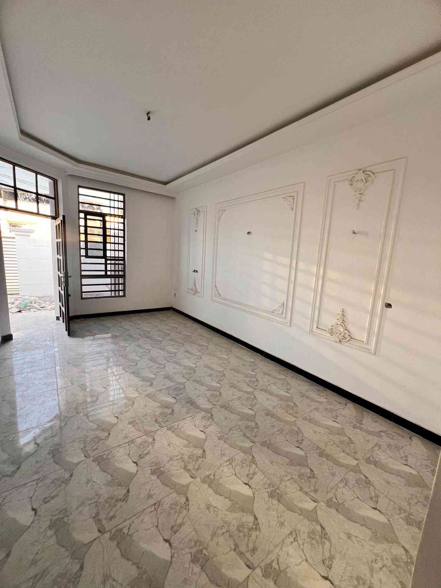 أكيد، هذه صياغة أقوى ومناسبة لإعلان فيسبوك:
🏡 بيت للبيع – فرصة مميزة

📍 الموقع: بداية الموظفين
📐 المساحة: 185 متر
🏠 جديد بالكامل – بناء 2026
🧱 بناء طابوك وتنفيذ ممتاز

✨ يتكون من:
• غرفتي نوم
• استقبال
• صالة
• مطبخ
• كراج سيارة
• حديقة
• طابق واحد بتوزيع عملي ومريح

⭐ بيت جديد، مرتب، وتشطيب ممتاز وجاهز للسكن

📞 للاستفسار ومعرفة السعر:
زيارة مكتب الخالدي للعقار – بداية الموظفين
📍 مجاور المدرسة الأهلية
📱 ***********
