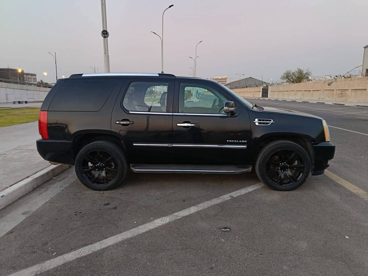 كاديلاك اسكاليد 2010
محرك 6200 
سياره جاهزه فول مواصفات فتحة سقف تشغيل عن بعد تدفئة تبريد بالكشنات٫ كشنات منفصلة 
تسجيل جديد قرار 102 تحويل ثاني يوم
$190 وبيها مجال تفاصيل اكثر ***********
