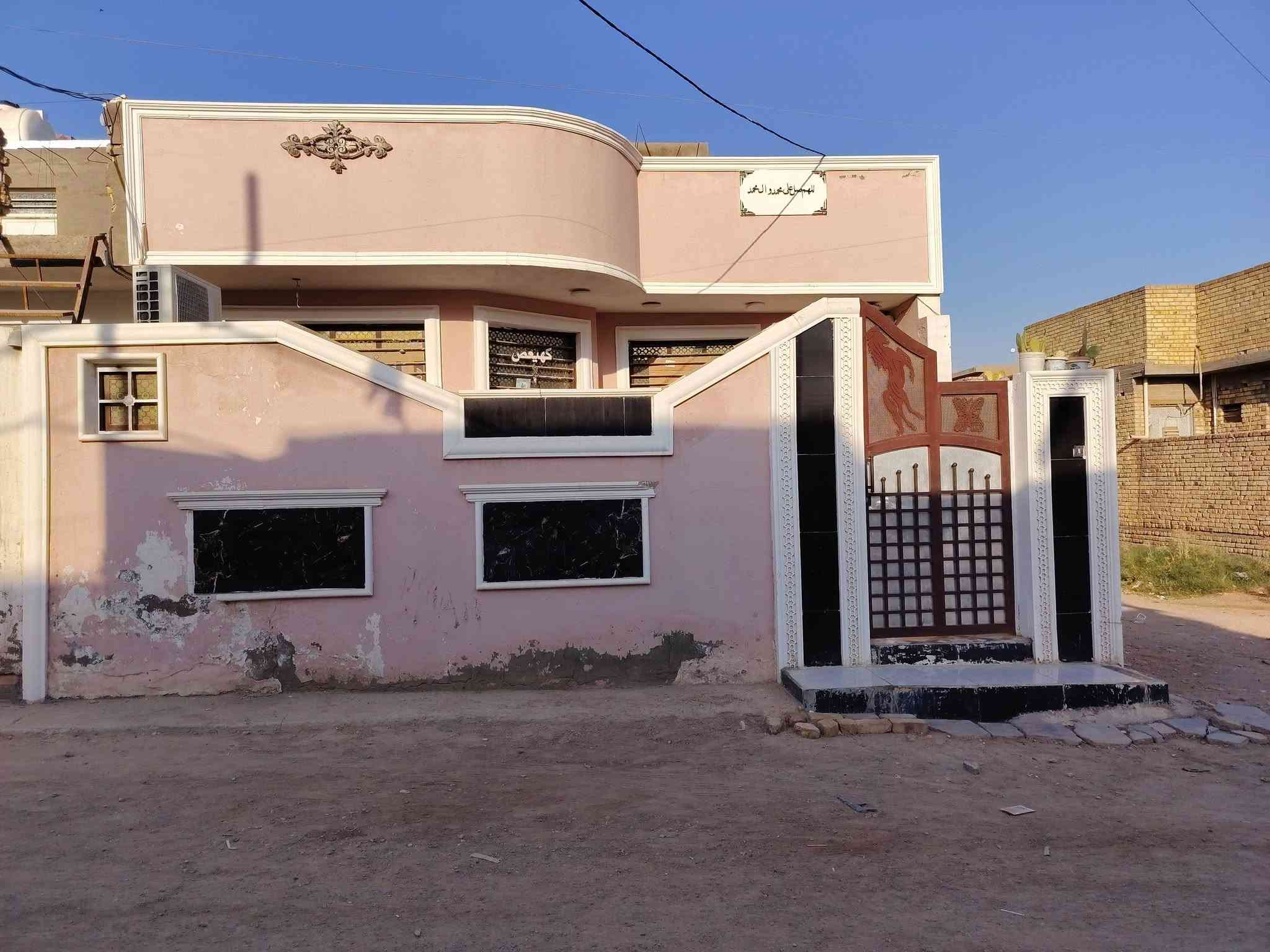 السلام عليكم دار سكن للبيع ركن في الكوت منطقة حي الحكيم البناء درجة اولى نزلة علاء غريب مساحتة 150م وشارعة 10م البناء طابوق درجة اولى والسقف صب مسلح والارضية والجدران سيراميك ويتكون البيت من غرفتين نوم وصالة واستقبال ومطبخ وصحيات داخلية وخارجية والسطح اشتايكر ومرقم من قبل البلدية السعر 67 وبي مجال الاستفسار الاتصال على هذا الرقم ***********
