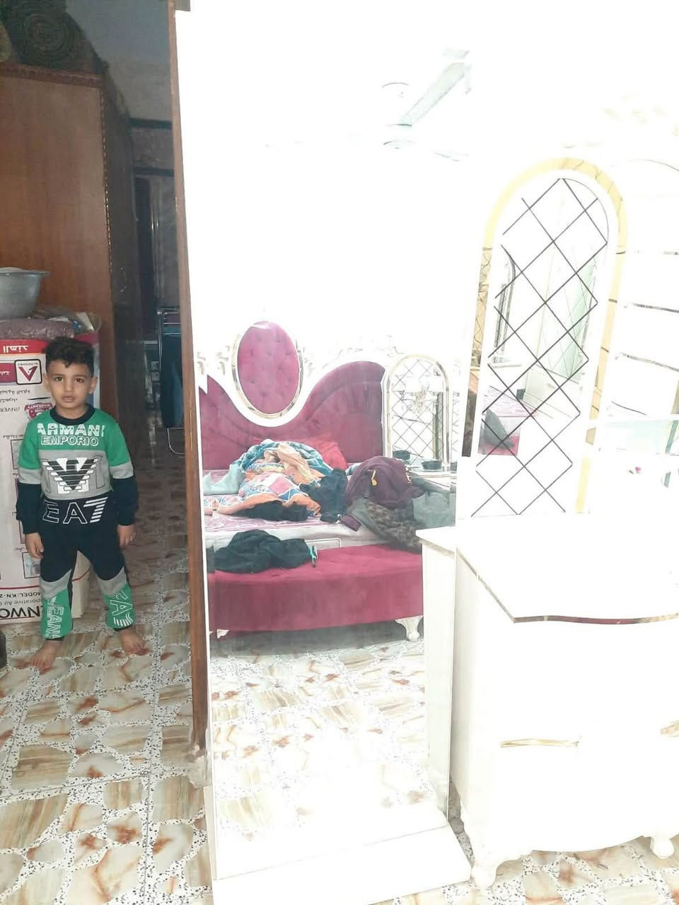 سلام عليكم غرفه تركي للبيع استعمال قليل الغرفه مكونه من ٩ قطع السعر ٧٠٠ وبيها مجال المكان الشعله حي الجوادين رقم الهاتف***********
