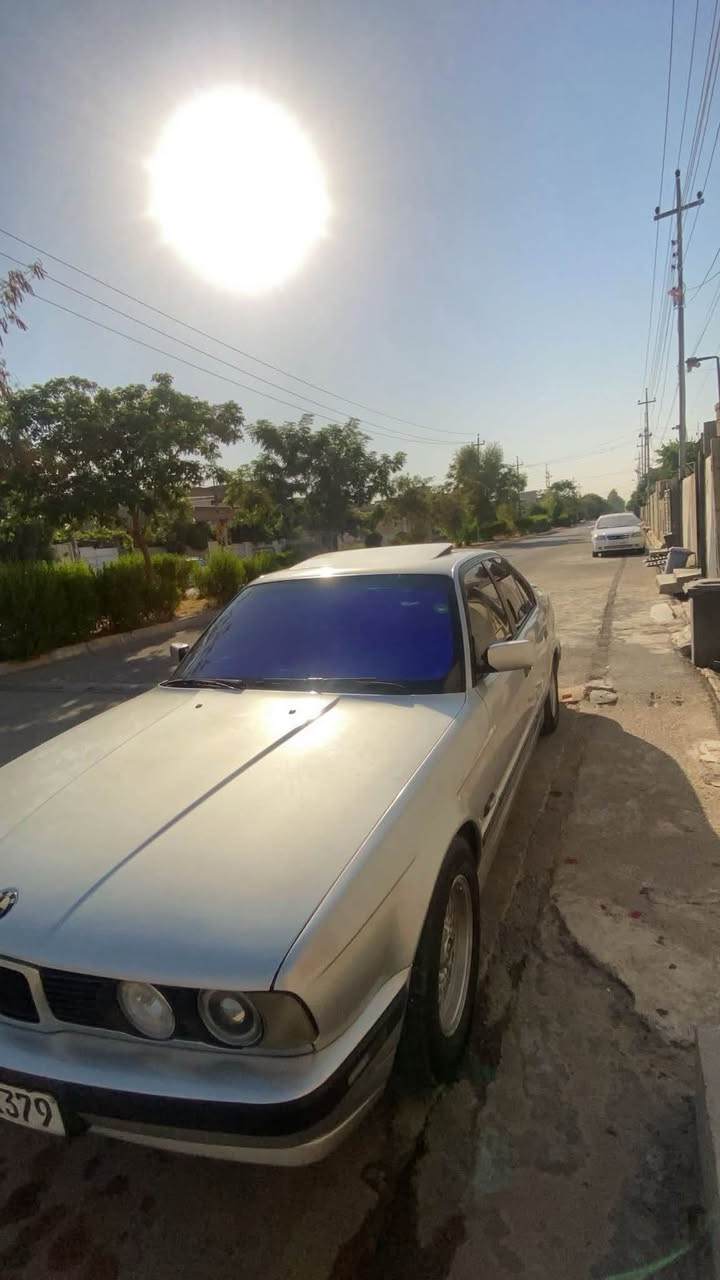سلام عليكم 
BMW 525Ai 1992 اوتماتيك سلايت 📦
🩶 سلفر صفاحها موس 
 مكينة 25 كبس عدلة
  كير اوتماتيك 
اكسل خفيف ١٢٠ رونك جوه الـ 2 
سلايت 
جام كهرباء 

كير مكينة اكسل شرط لا صرف لا نفخ لا بخار لا خربطه لا طبة بالكير / ترايك للـ 200
دكمة S و الثلج يشتغلون ❄️

❄️❄️ تبريد منضومه جديده من الف للياء حتى الدكتات بدلتهن كلفني مليون بس شرط ثلاجة والفيديو جوه بالمنشور 

سنوية 2031 رقم اربيل بأسمي تحويل وكاله شرط
بطاقة بانزين 
هزه براد جديد 2027 

كشنات جلد اسود شخط مبيهن 📦

تخم تايرات نص شبح جديد لوك جواها 🛞

وياله خليه بلادي اصلي مختم 🛞

منضومة زنون عالي ناصي بلاجكتور سوارات اشاير سكنات تريشه كله ابيض لايتها نهار كلفني 250 الف 💡

سستم صوت دمام وسماعات وشاشه وامبلي فاير شرط تتونس ع صوتها كلفني 300 الف 🎶

سستم بوابات اكزوز ريمونت تنفتح وتنسد شرط تكعد المنطقة كلفني 200 الف 

باقي الترتيبات من جام بلورايز من تضليل من بردات وسوالف الداخل كوب هولدر ذني ماحسبهن بس اذكر اضافات السياره 

سياره عايزه بس سايق 
متواجد واتساب وماسنجر *********** فقط واتساب الرقم

السعر 80 بيع ومراوس مكان كركوك وبي مجال كلش بسيط حك الجيه 
السياره مابيها اي نقص 

قسط مابيع مقدماً
