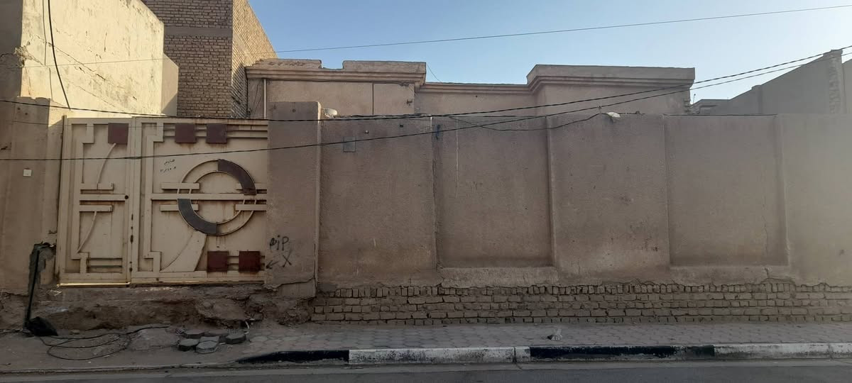 بيت للبيع حي  ملحق التعاون 
نصف الركن مساحه
٣٠٠م  بناء قديم 
الواجهة ١٥
نزال ٢٠ م
ينباع كله او نص 
من العقار
الاستفسار 
***********
