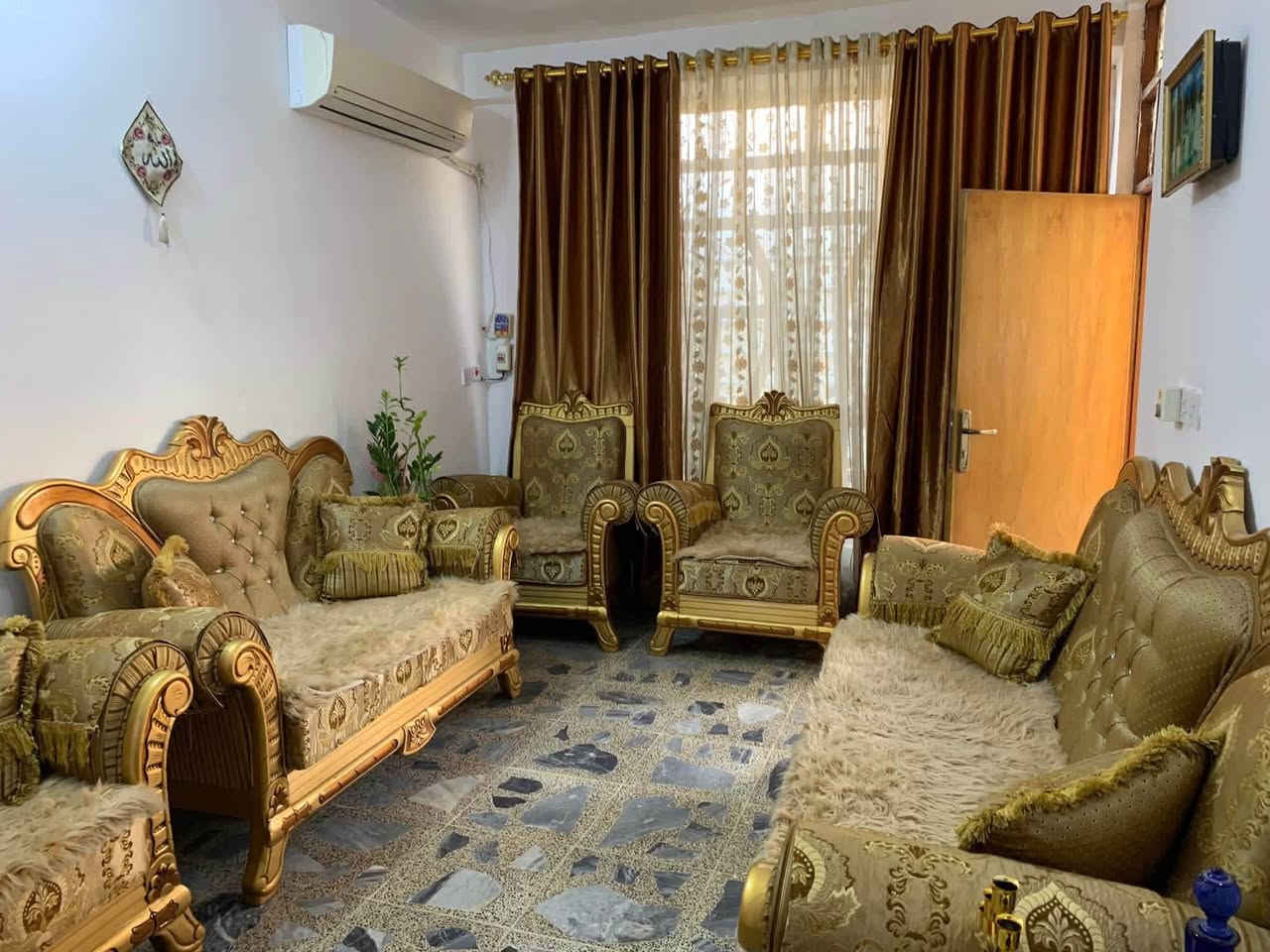 الموقع بعقوبة- حي المعلمين-قرب فلكة استاذ صلاح المهداوي
المساحة (١٥٠ متر )واجهة ٧,٥ ونزال ٢٠ متر
بيت مرتب وحلو وسعرة مناسب حديقةو كراج غرفة نوم٢ استقبال مطبخ صالة مجمع صحيات+ غرفة خزن فوق السطح خارجية

لمعرفة السعر والتفاصيل الاتصال بالرقم(***********)
