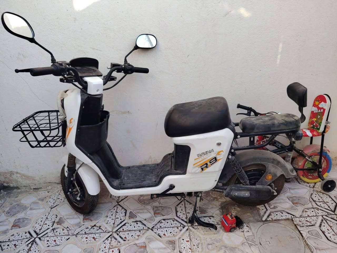 دراجه شحن للبيع او مراوس بدراجه بطه
R9 _ 2026
خمس بطاريات 
ملف ١٢٠٠ حقيقي 
منضومة دسك امامي خلفي 
دراجه نضيفة صارلي شهر من اخذتهه ورقة موجوده 
دراجه مابيهه اي نقص و اي مشكلة مابيها شحط مامشحوطه 
العنوان الديوانية طريق سيد محيل 
السعر ب٦٥٠وبيها مجال للشراي مو شراي لاتشلع كلبي 
الواتساب:***********
