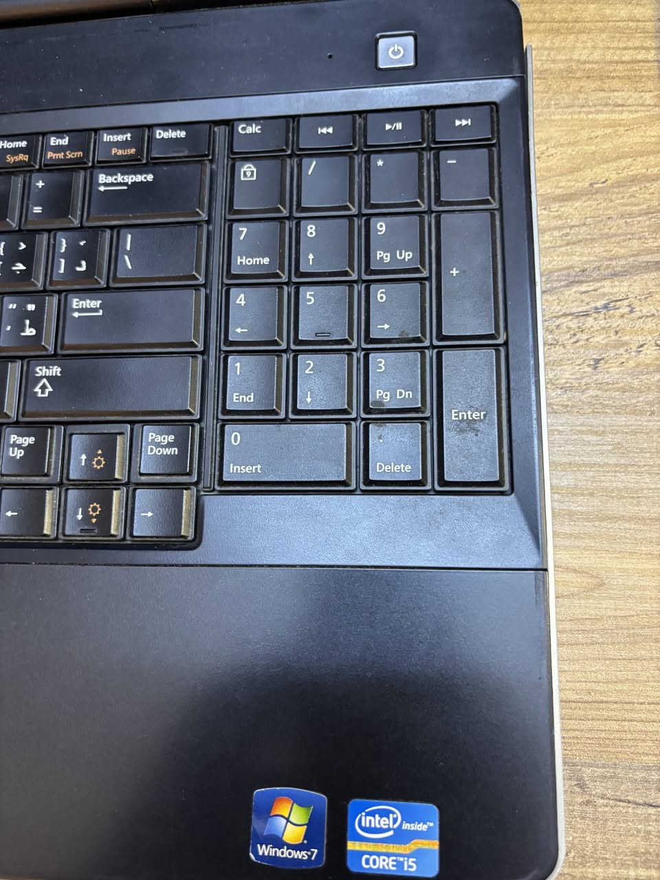 ### 💻 Dell Latitude E5530 – Core i5

🔥 لابتوب Dell Latitude E5530 مستعمل للبيع

المواصفات:
• Intel Core i5-3360M
• سرعة 2.80GHz
• RAM 8GB DDR3
• HDD سعة تقريباً 500GB
• Intel HD Graphics 4000
• Windows 10 Pro
• شاشة 15.6"
• يحتوي على HDMI + USB + DVD وغيرها

✅ الجهاز شغال ومجرب
✅ مناسب للدراسة، الأوفيس، الإنترنت، والبرامج الخفيفة
⚠️ الجهاز مستعمل وبيه آثار استخدام وخدوش بسيطة موضحة بالصور وشويه ضرر بالنرمادة 

💰 السعر: [100 ألف وبيّ مجال]
📍 المكان: [بغداد/نواب الامين]
📞 للتواصل: [***********]
