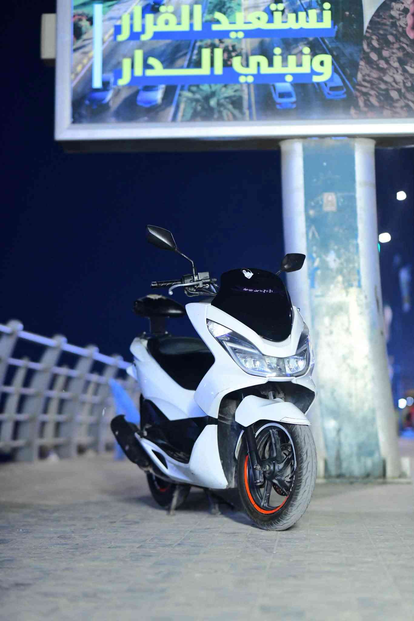 السلام عليكم Pcx
للبيع الدراجة. نضيفه فول مواصفات مكفوله ***********

نص مكتوب في الصور:
- نستعيد القرار ونبني الدار