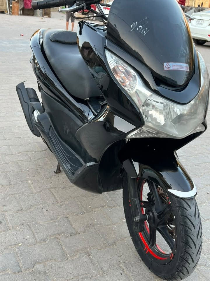 السلام عليكم
دراجة PCX جيل اول للبيع ياباني kf مال رنبه 

محرك 150 حرف A 

كفالة محرك  ماشيه 31
 
كلشي شغال حساس ازدحام حساس استان 

السعر مليون و 500 

 ***********  مدينه الصدر
