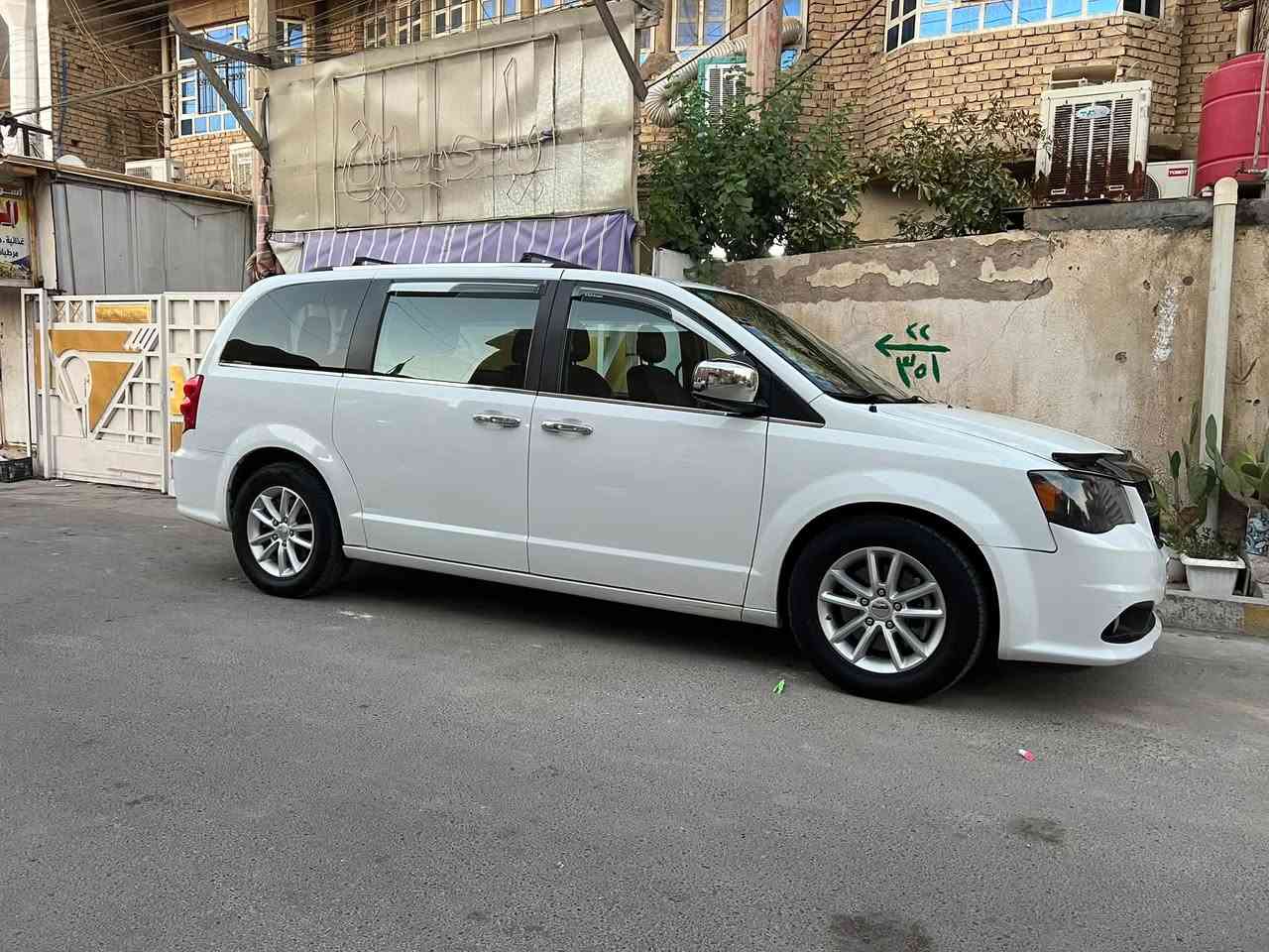 دوج كرفان SXT  2019
رقم بغداد دولي بأسمي 
سنويه لغاية 2030
صور الحادث والسونار بالمنشور 
بدون أرباك 
ماشيه 131000 مايل 
ابواب وجنطه كهرباء 
تبريد 3قطع 
كراسي منفصل جلد
داخل أسود
تشغيل عن بعد 
فرس سقف مع شاشه 
كامره دواره
تبديل صدر خلفي وامامي 
وبلكات ورولات يم الوافي 
ادامه كامله 
تبديل مروحه F01  600 
أنسه الحماوه 
السعر 165$ وبيه مجال
مكان السياره بغداد الشعب 
للاستفسار ***********
أعتذر عن المراوس
