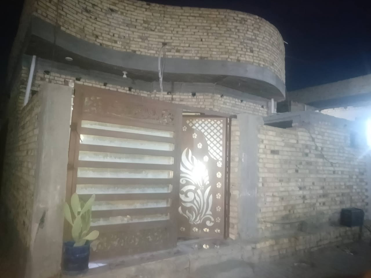 بيت 150متر الواجه 7ونص والنزال 20 الاساس كونكريت والسقف كونكريت استقبال ومطبخ حار وبارد وصالتين فوك وجوه ومناور مطلوب للاسكان تقريبا اقل ال 13 التسديد الشهري 298 العنوان ديوانيه حي الزهراء البلوك الاول خدمات كامله ماء مجاري كهرباء مياه امطار ارصفه مقرنص تبليط مدراس كافة المراحل مركز صحي اي استفسار اتصل على الرقم ***********
واتساب على ***********
