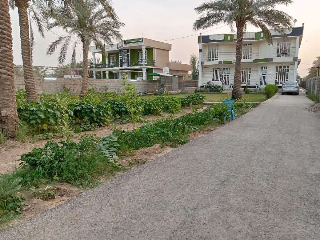مزرعه مساحتها نصف دونم (1250)متر مشيد عليها دار نوع العقار ملك طابو الكاظميه بناء حديث 2021 طابقين يحتوي الطابق الارضي على صاله 7x4 غرف نوم عدد 2مساحة 5x4 وهول داخلي 9x4 و مطبخ 6x4 وصحيات  الطابق الثاني  غرف عدد 2 مساحة كل غرفه 7x4 وهول 9x4 ومخزن  خدمات ماء أساله وكهرباء وطنيه ومولد تبليط لحد باب البيت يعني خدمات فول وتكدر ترتب الارض شوية مثلا اضافة مسبح وشغلات وتسويها فيلا سياحية للايجار اليومي العنوان التاجي عبور ذراع دجله منطقه 27 الحماميات تبعد عن الشارع العام 1000 م للأستفسار 
فقط رقم الهاتف ***********
