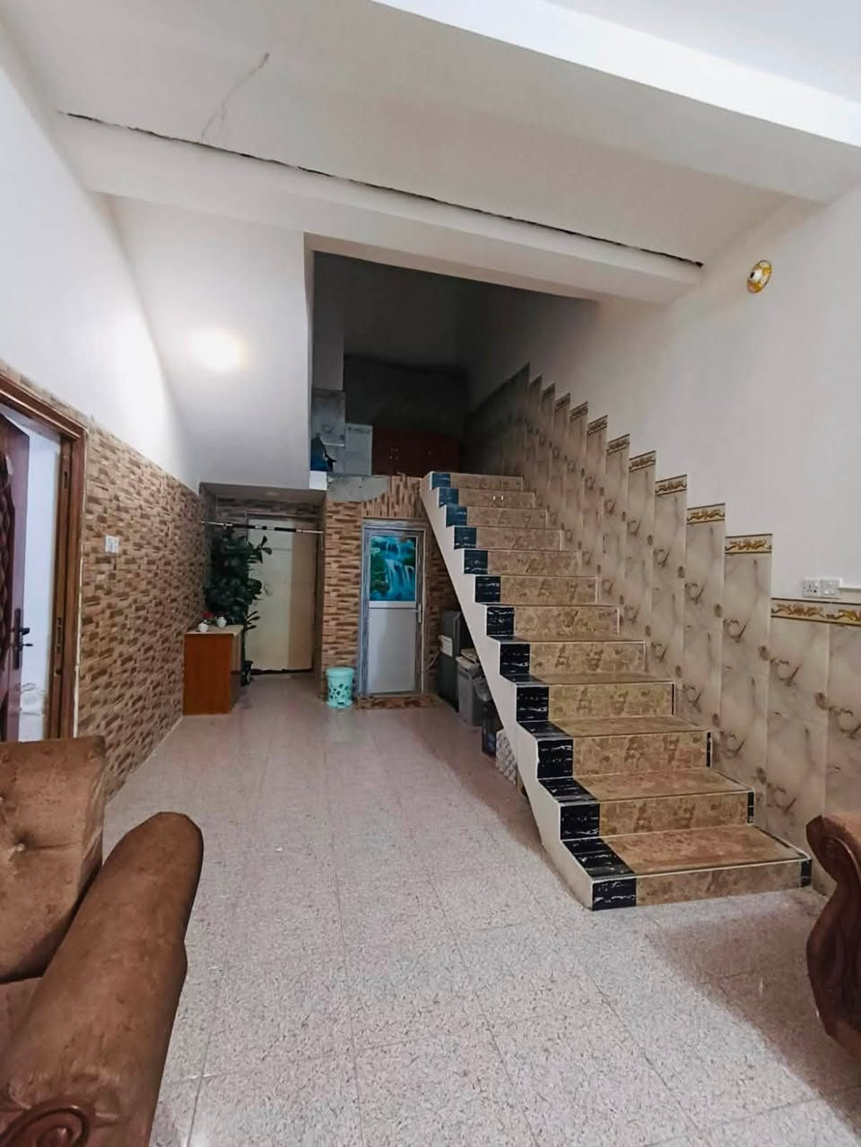 دار سكن للبيع 📍حي السيدة زينب
* المساحة البناء : 150م 
* على ساحة
* غرفة نوم عدد ٢
* صالة
* استقبال
* مطبخ
* صحيات داخلية وخارجية
مكتب النجيماوي📍حي المعلمين مقابيل مطعم كوخ السلطان 
***********
