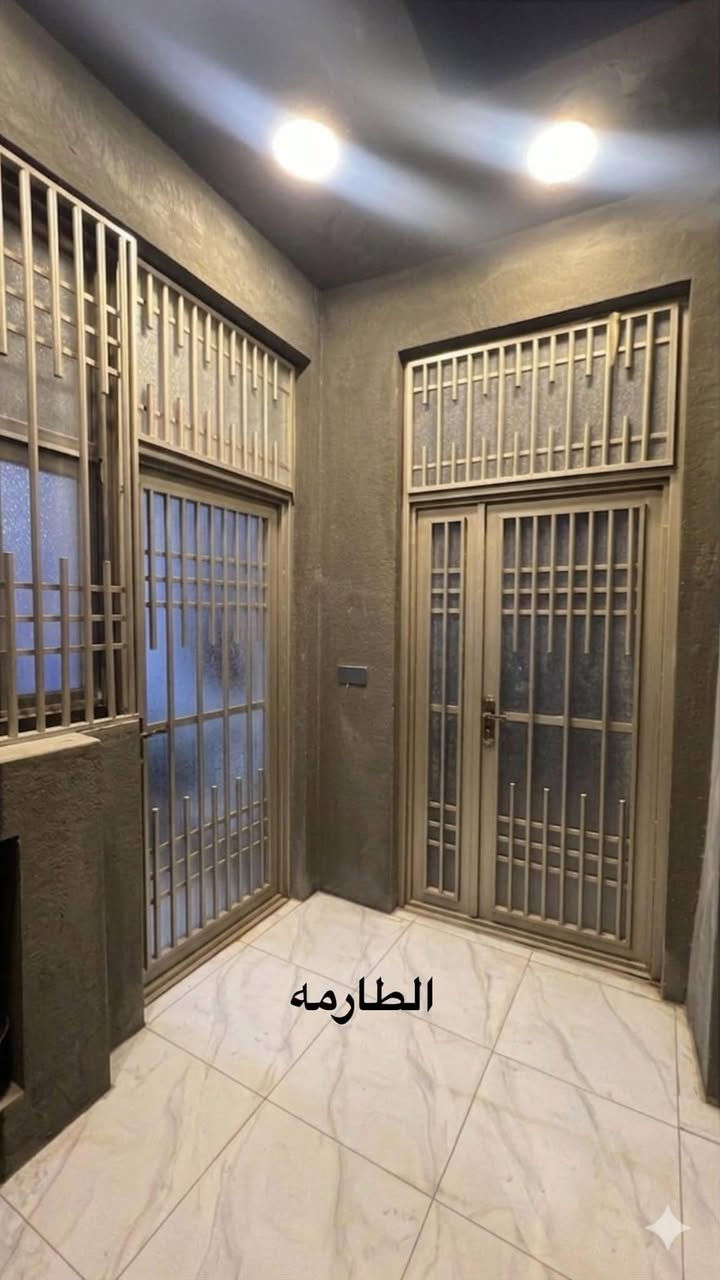 🏠 بيت حديث للبيع في كربلاء - طابقين بمساحة 100 متر ✨
📍 الموقع: كربلاء المقدسة - طريق الحر - حي الزيتون (قرب مدينة ألعاب نوارس كربلاء). المنطقة سكنية، مرتبة جداً، ويمتاز البيت بموقع مميز  من الخدمات.
📐 المواصفات العامة للبيت:
 المساحة الكلية: 100 متر.
 سنة البناء: بناء حديث عام 2025.
 عدد الطوابق: طابقين.
 الشارع: يقع البيت على شارع مبلط وعريض (بعرض 8 متر
سند 25 
⚡ الخدمات المتوفرة:
 [ماء، كهرباء وطنية متوفرة، مجاري، إنترنت] - المنطقة مخدومة بالكامل وقريبة من الأسواق والمدارس.
📜  سند بستنة.
📞 للتواصل والاستفسار والمعاينة:
 آسيا سيل.***********
 أو المراسلة مباشرة عبر الخاص.).
السعر 235 مليون
