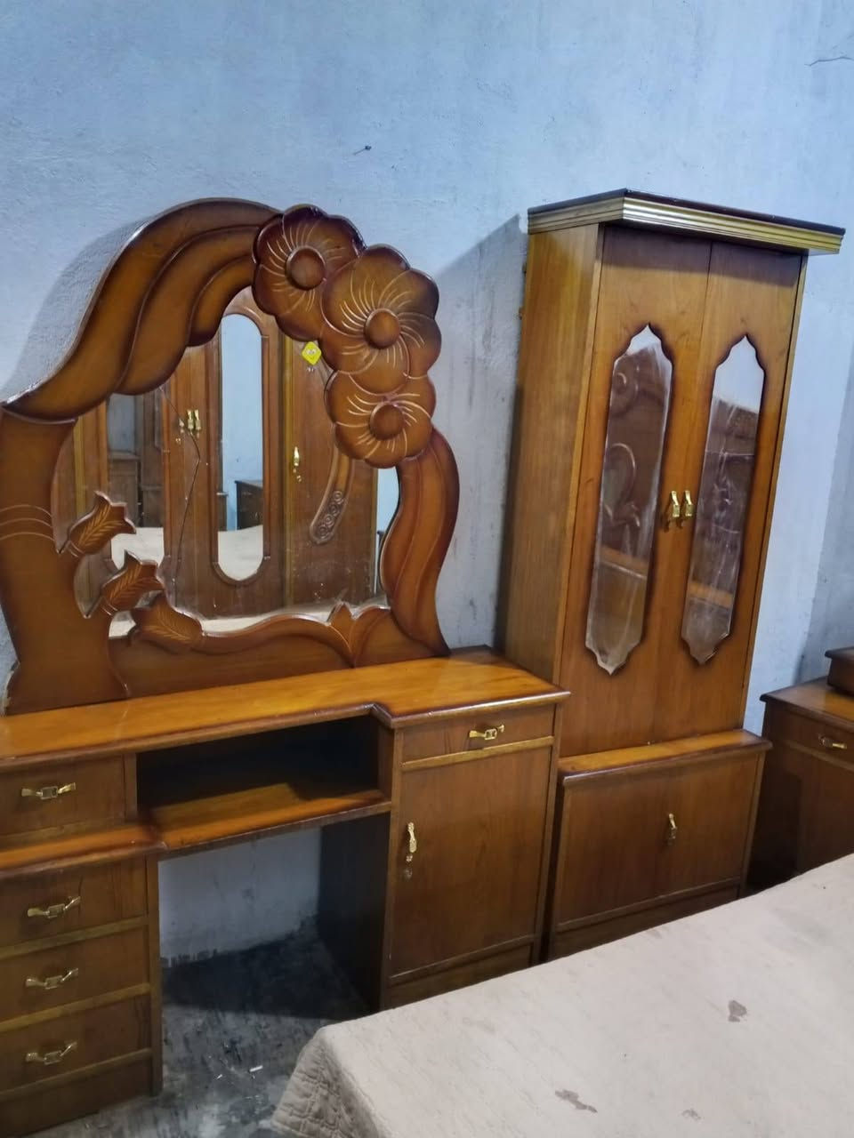 غرفة ست أبواب • صاج داخل وخارج • توصيل