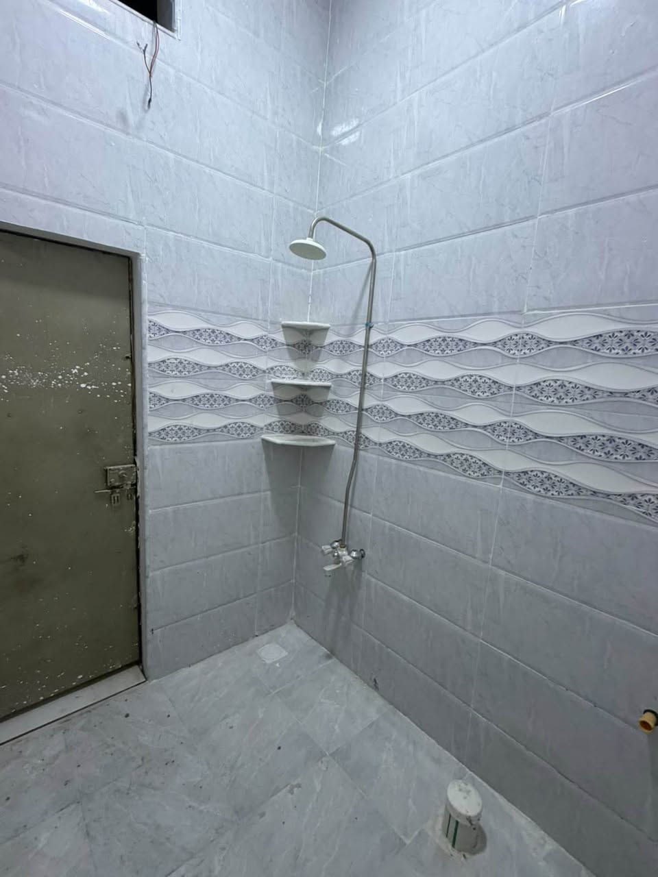 بيت للبيع المساحة 200 متر 
يحتوي ثلاث غرف نوم وهول ودوانيه ومطبخ وحمام ومناور وكراج وحديقه السعر 88 مليون العنوان الجزيره الفيروزيه جسر الثاني *********** Singapore
