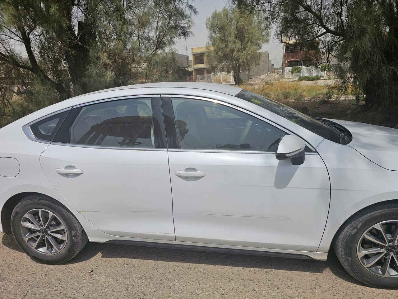 دستروير بيها هذا شخط ع طول لباب
وبيها رصعه بالبنيد سعرها ١٩٥٠٠
ماشيه ١٦الف 
باسمي 
مكاني زعغرانيه 
***********
